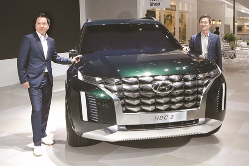 ７日、釜山ＢＥＸＣＯ展示場で釜山国際モーターショーメディア行事が開かれた。写真は世界で初めて公開された現代車のＳＵＶコンセプトカー「ＨＤＣ－２グランドマスターコンセプト」。
