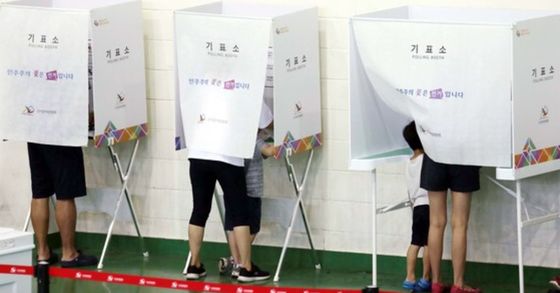 ６月１３日に実施される統一地方選挙の期日前投票最終日となる９日、大田の自雲台体育館に用意された投票所で市民が１票を行使している。