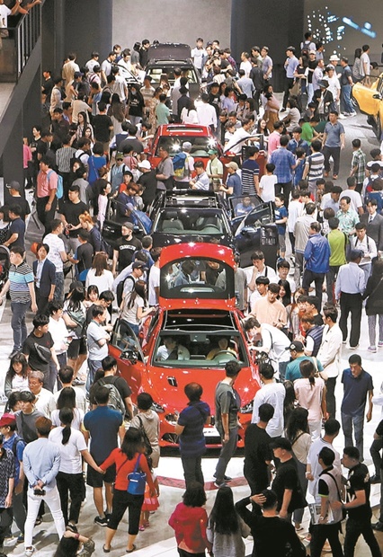 １０日午後、釜山ＢＥＸＣＯ第１展示場を訪れた「２０１８釜山国際モーターショー」の観覧客が新たに発売された車両を見学している。