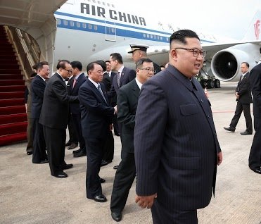 米朝首脳会談を２日後に控えた１０日午後、北朝鮮の金正恩国務委員長がシンガポールのチャンギ空港に到着し、専用機から降りている。（写真＝シンガポールインターナショナルメディアセンター）
