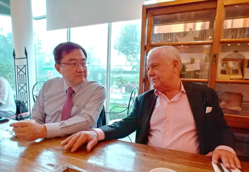 世界的な投資家ジム・ロジャーズ氏（右）と具聖勲（ク・ソンフン）サムスン証券代表（左）が８日（現地時間）、シンガポールで会った。（写真＝サムスン証券）