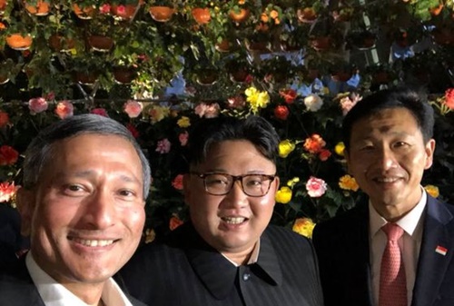 ビビアン・バラクリシュナン・シンガポール外相（左）と金正恩北朝鮮国務委員長（左から２人目）。（写真＝バラクリシュナン外相のＳＮＳキャプチャー）