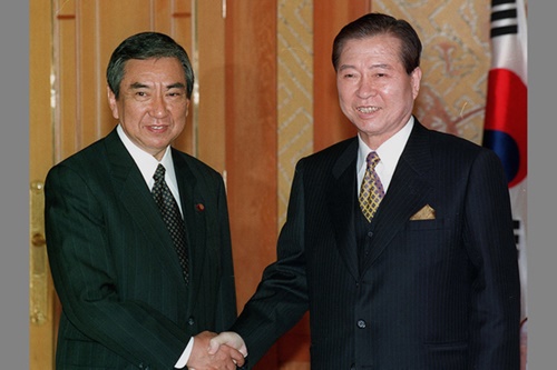 １９９８年に青瓦台（チョンワデ、大統領府）で金大中（キム・デジュン）元大統領と会った河野洋平前官房長官（写真左）（中央フォト）