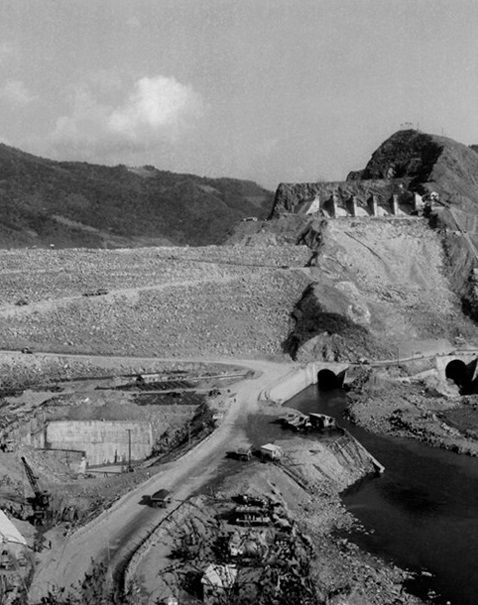 １９６０年代の昭陽江ダム建設現場。当時対日請求権を行使して受け取った資金で用意したトラックなど重装備が活用された。（写真＝韓国水資源公社）