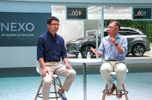 鄭義宣（チョン・ウィソン）現代自動車副会長（右）が１３日（現地時間）、中国・上海で開催された「ＣＥＳアジア２０１８」で中国人工知能スタートアップ「ディープグリント」のジャオヨン代表と技術協力パートナーシップを締結した。写真の後ろに見える自動車は現代車の新型燃料電池車「ＮＥＸＯ」の自動運転車。（写真＝現代車）