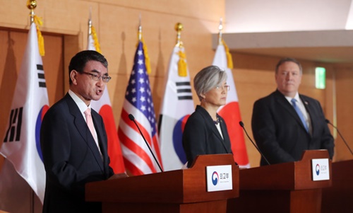 韓日米外相が１４日午前、ソウル外交部庁舎で共同記者会見をしている。右からポンペオ米国務長官、康京和（カン・ギョンファ）外交長官、河野太郎外相。