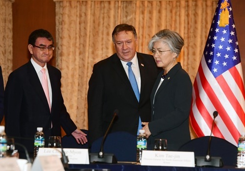 韓国の康京和外交部長官（右）と米国のマイク・ポンペオ米国国務長官、日本の河野太郎外相が１４日、ソウル鍾路区（チョンノグ）外交部庁舎で開かれた韓日米外相会談に出席している。