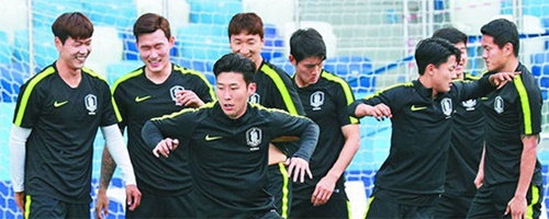 １７日（現地時間）、公開トレーニングを行っているロシアＷ杯韓国代表チームメンバーの孫興民（左から３人目）、李承佑（から６人目）。