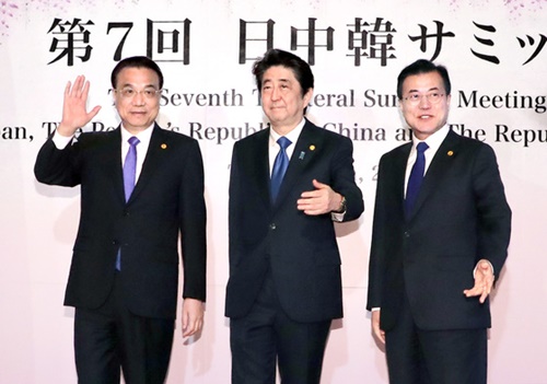 ５月に東京で開かれた第７回韓日中首脳会談に参加した韓国の文在寅大統領と日本の安倍晋三首相、中国の李克強首相（右から）。