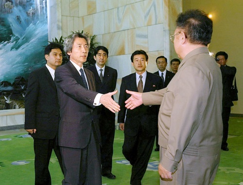 ２００２年９月に訪朝した小泉純一郎首相（左）が金正日（キム・ジョンイル）総書記（右）とあいさつする場面。当時官房部長官だった安倍首相（左から３人目）の姿が見える。（中央フォト）