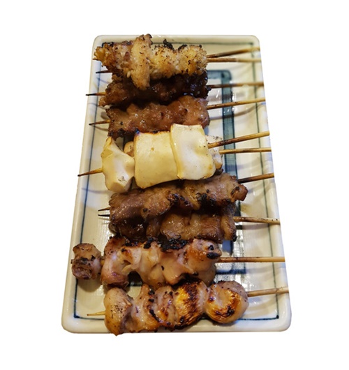 大阪スタイルの焼き肉の中には串焼きもある。串刺しにしているだけで、肉がやや分厚くて韓国伝統のノビアニ（たれ付き焼肉）にそっくりだ。（写真提供＝パク・チャニル）