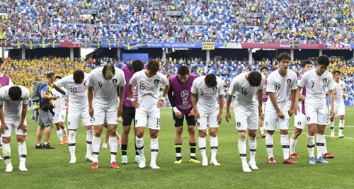１８日、２０１８ロシアＷ杯グループリーグＦ組の韓国－スウェーデン戦が行われた。韓国代表選手が０－１で敗れた後、ファンにあいさつしている。