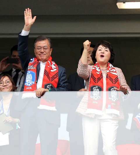 韓国対メキシコ戦で文在寅大統領夫妻が手を振って選手らを激励している。