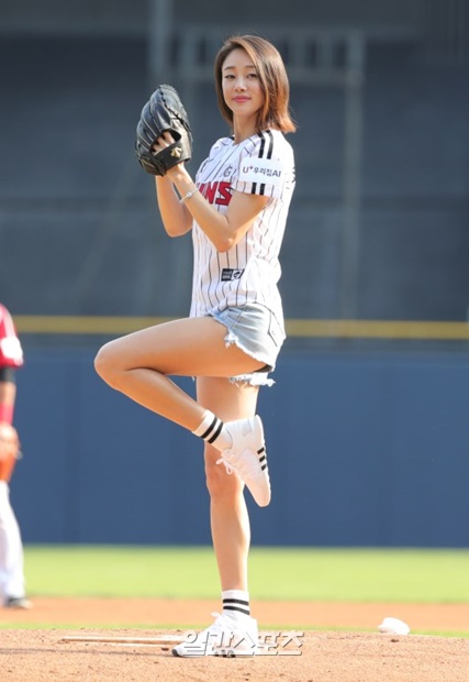 ２４日、ソウル蚕室野球場で韓国プロ野球のＬＧツインズ対ロッテジャイアンツの試合開かれ、女優のチェ・ヨジンが始球をしている。