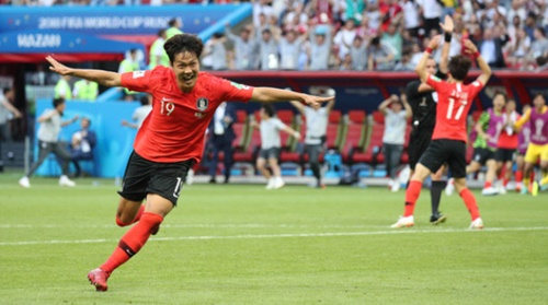 ２０１８ＦＩＦＡロシアワールドカップＦ組グループリーグ予選の韓国対ドイツの試合が２７日、カザンアリーナで開かれた。ＤＦ金英権が後半追加時間にゴールを成功させた後、パフォーマンスをしている。