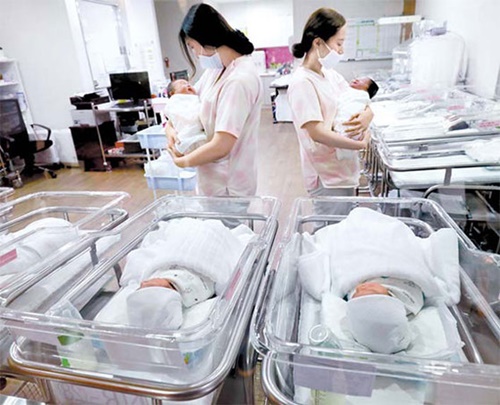今年に入って月別出生数が減少し続けている。写真は大田（テジョン）のある産婦人科新生児室で生まれたばかりの赤ちゃんが看護師の世話を受けている様子。（写真＝中央フォト）