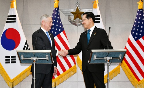 韓国国防部の宋永武（ソン・ヨンム）長官と米国国防省のジェームズ・マティス長官が２８日、ソウル龍山（ヨンサン）の国防部庁舎で開かれた韓米国防長官会談に先立ち握手している。