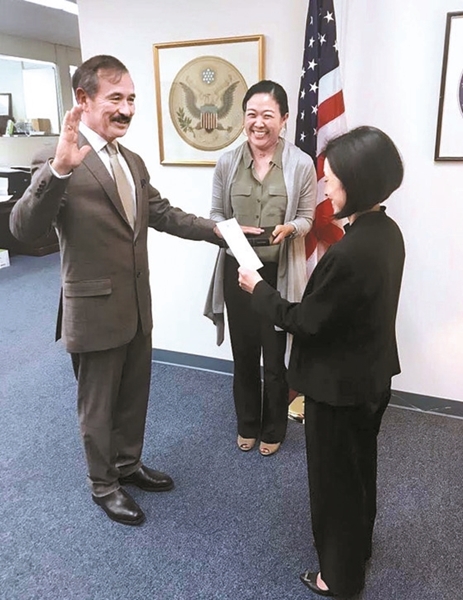 先月２９日（現地時間）、米国務省韓国課を訪れて就任宣誓を行っているハリー・ハリス新任駐韓米国大使。（写真＝米国務省東アジア・太平洋局のツイッター）