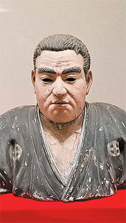 明治維新展示会に登場した西郷隆盛の石膏像。彼を英雄として美化した作品のひとつだ。