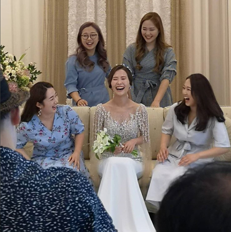 女子カーリング韓国代表のキム・ウンジョン（中央）が７日に大邱で結婚した。チームメイトのキム・ヨンミ、キム・ソニョン、キム・チョヒ、キム・ギョンエ（左から時計回りに）が祝福した。（写真＝ｓｔｓｅｖｅｎｔｇｏインスタグラム）