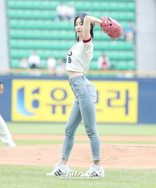 ８日、ソウル蚕室（チャムシル）野球場で開かれた韓国プロ野球の斗山ベアーズ対サムスン・ライオンズの試合の始球式に登場したＯＨ　ＭＹ　ＧＩＲＬのビニ。
