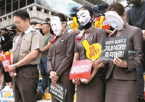 アシアナ職員が８日、ソウル光化門広場で開かれた「アシアナ航空経営陣糾弾文化祭」に先立ち、亡くなった機内食関連会社の代表に対して黙祷を捧げている。