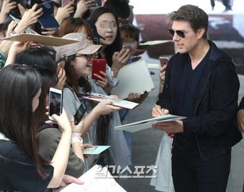 １５日午後、ソウル金浦国際空港ＳＧＢＡＣを通じて映画『ミッション：インポッシブル／フォールアウト』のプロモーションイベントのため来韓した米俳優のトム・クルーズが韓国ファンからのサイン要請に応じている。