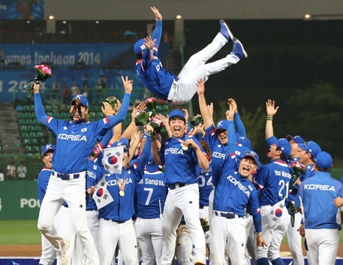２０１４年仁川（インチョン）アジア競技大会で韓国野球代表が逆転勝ちで金メダルを獲得し、大会２連覇を達成した。（中央フォト）