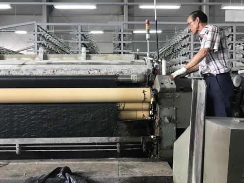 慶尚北道霊泉の中小企業「ナムグァン産業」は最低賃金引き上げの影響で創立２６年目の今年末に閉鎖することが決まった。パク・マングン社長が１７日、最後の納品を準備している。