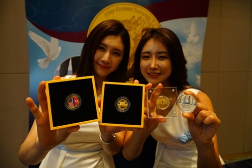今月３１日まで、韓国造幣公社の南北首脳会談記念「韓半島平和記念メダル」とシンガポール造幣局の「米朝首脳会談記念メダル」に対して、銀行をはじめとする韓国の各指定機関やテレビショッピング、ウェブサイトで予約販売を受け付けている。