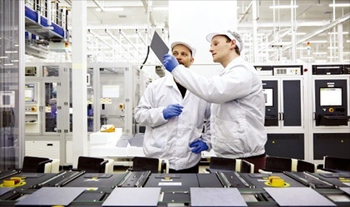 ハンファＱセルズのスタッフが忠清北道鎮川工場で太陽光セルの核心部品であるウェハーの状態を確認している。（写真提供＝ハンファＱセルズ）