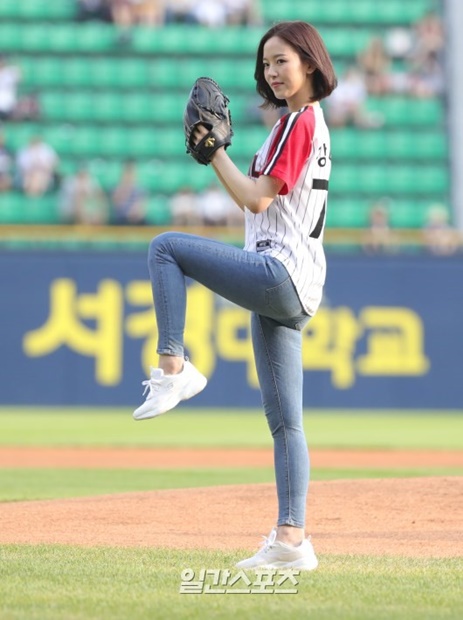 韓国プロ野球のＬＧツインズ－斗山ベアーズ戦が２２日、ソウル蚕室（チャムシル）球場で行われた。女優カン・ハンナが始球式をしている。