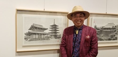 ２６日、東京新宿の駐日韓国文化院で初めて「ペン画展」を開いた画家の金栄澤（キム・ヨンテク）氏が「奈良法隆寺金堂および五重塔復元図」の前に立っている。金氏は「日本と韓国の建築文化財はあたかも兄弟のように似ている」と語った。