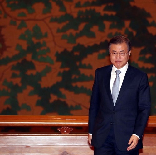 文在寅（ムン・ジェイン）大統領が２５日午後、青瓦台（チョンワデ、大統領府）で行われた駐韓国大使の信任状捧呈式に出席するため入場している。（青瓦台写真記者団）
