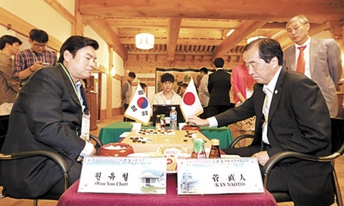 ２０１５年７月、元裕哲（ウォン・ユチョル）議員（左）と菅直人元日本首相（右）が対局している。