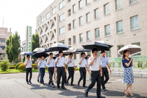 埼玉県の公務員で構成された「日傘男子広め隊」。（写真＝埼玉県ホームページ）