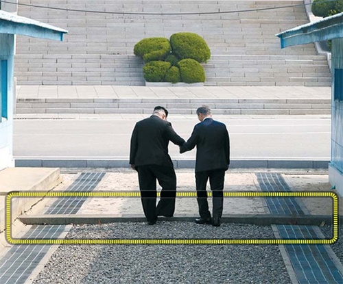 ４月２７日に板門店（パンムンジョム）で南北首脳会談が行われた当時、韓国の文在寅大統領と北朝鮮の金正恩国務委員長が手をつないで軍事境界線（ＭＤＬ）を越える姿。（中央フォト）