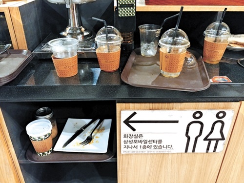 先月３０日午後、ソウル汝矣島（ヨイド）のあるカフェに市民が店舗内で使った使い捨てコップが乱雑に置かれている。