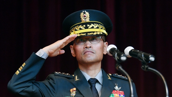 ナム・ヨンシン機務司令官が４日午後に果川国軍機務司令部庁舎で開かれた機務司令部司令官就任式で敬礼をしている。（写真＝国防部）