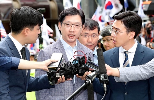 ６日、ソウル瑞草洞の許益範特別検察官事務室に金慶洙慶南知事（左から２人目）が被疑者として出席している。