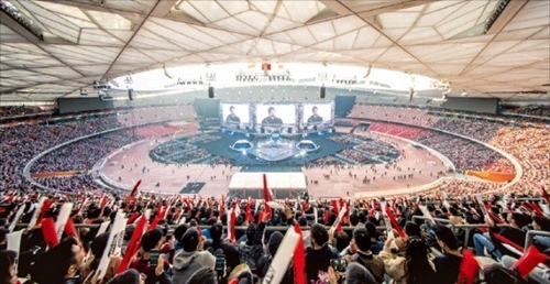 ４万人以上の観衆が昨年１１月に中国・北京のオリンピックメーンスタジアムで開かれたｅスポーツ「リーグ・オブ・レジェンド・ワールド・チャンピオンシップ」決勝戦を見守っている。（写真＝ライオットゲームズ）