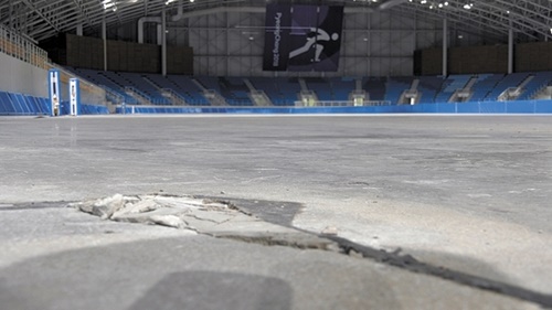 氷を除いた後、割れたコンクリートの底が表れた江陵（カンヌン）スピードスケート競技場。