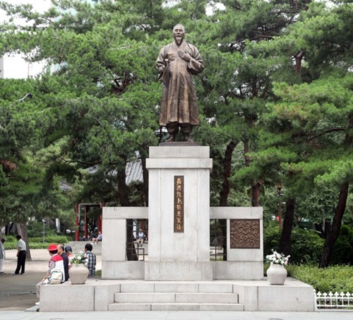 公園内にある孫秉熙（ソン・ビョンヒ）の銅像。民族代表３３人の一人であり、三一運動を主導した。