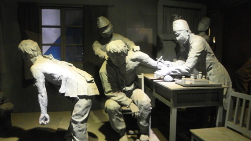 中国黒龍江省ハルビン市の日本軍７３１部隊の遺跡に展示された日本軍の人体実験の姿。（中央フォト）