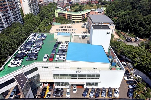 １４日午後、ソウル城山（ソンサン）ＢＭＷサービスセンターで安全診断を受けるＢＭＷ車がセンター駐車場のほか、後方の小学校の運動場にまで駐車されている。