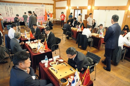 韓日中の国会議員３３人が参加した親善囲碁交流。（写真＝韓国棋院）