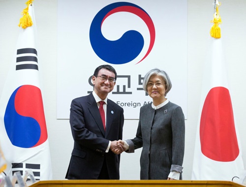 康京和（カン・ギョンファ）韓国外交長官（右）と河野太郎外相が４月１１日午前、ソウル外交部庁舎で会談前に握手している。