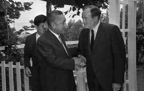 ハンフリー米副大統領と握手する佐藤栄作首相（左）（中央フォト）