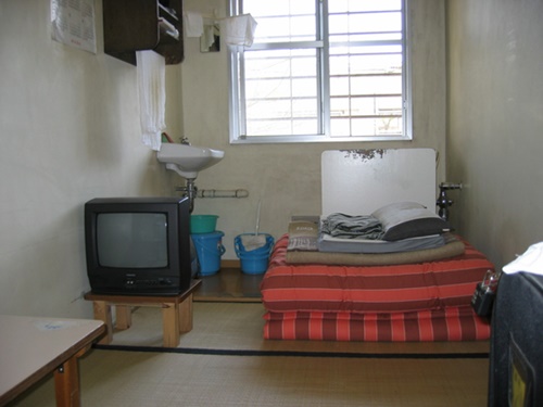 川越少年刑務所の独居舎房。頻繁な人員変動で避けられない場合を除いて「１人１室」収容の原則を守っている。矯正・教化の効果を高めるためという。