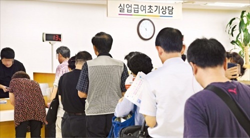 ２３日、ソウル長橋洞のソウル地方雇用労働庁を訪れた失業者が失業給与の相談を受けるために長蛇の列を作っている。